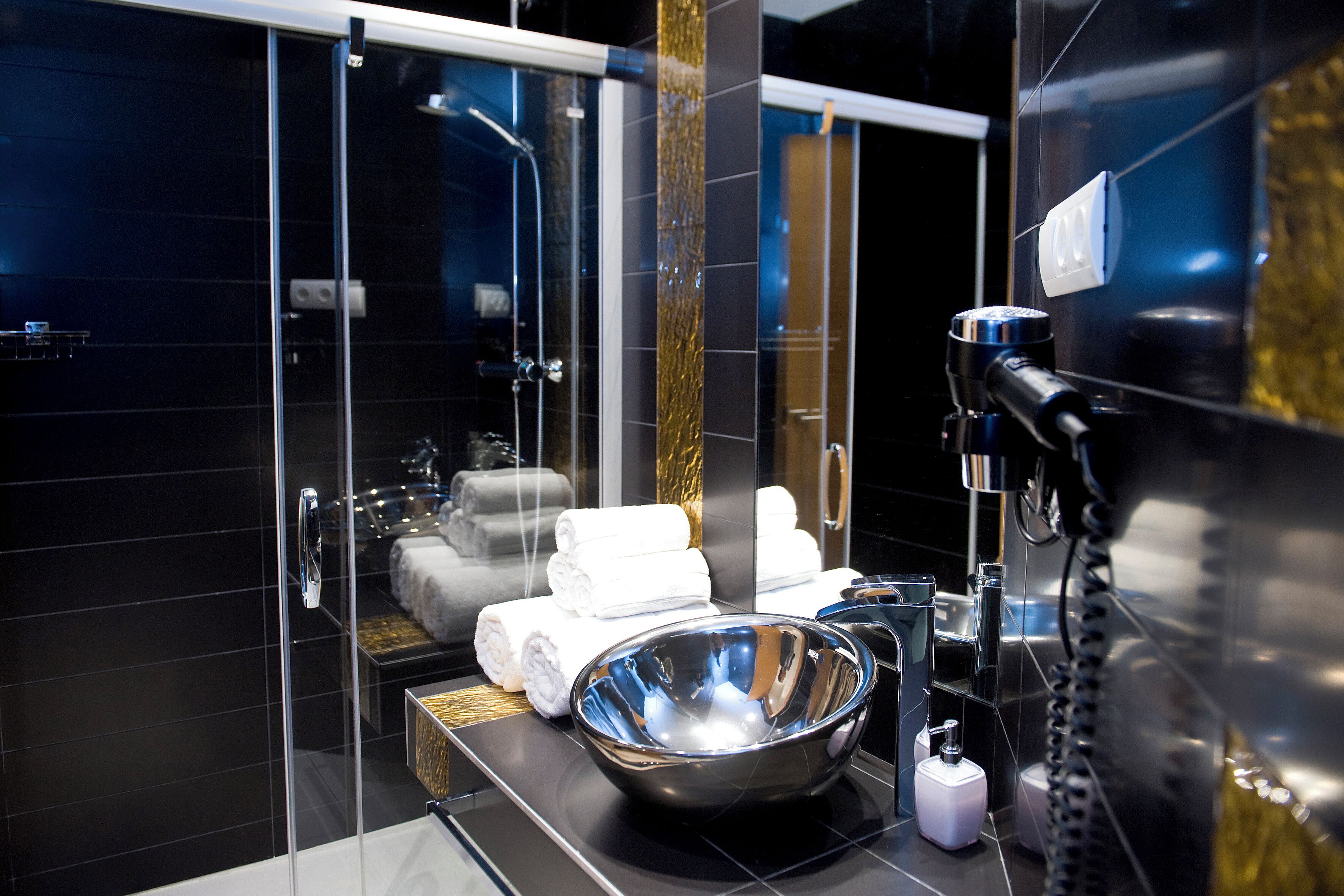 Appartement (1 Bedroom) | Badkamer | Een haardroger, handdoeken, zeep, shampoo