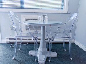 스탠다드룸, 더블침대 1개 | 객실 내 식사 공간