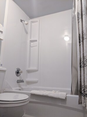 Habitació estàndard, 2 llits dobles | Bany | Combinació de dutxa i banyera i articles de tocador gratuïts 