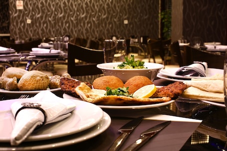 Alimentação e bebidas. AZD House Hotel