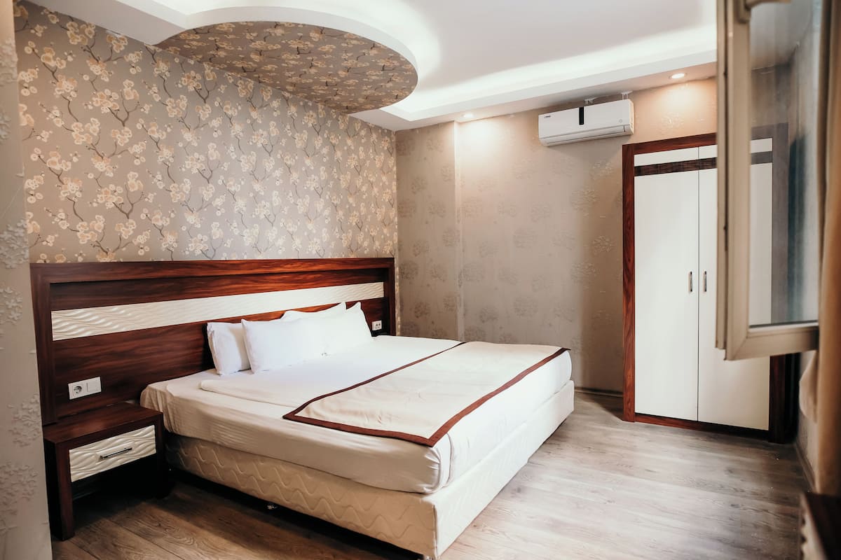 Suite | 1 dormitorio, minibar, caja fuerte y escritorio