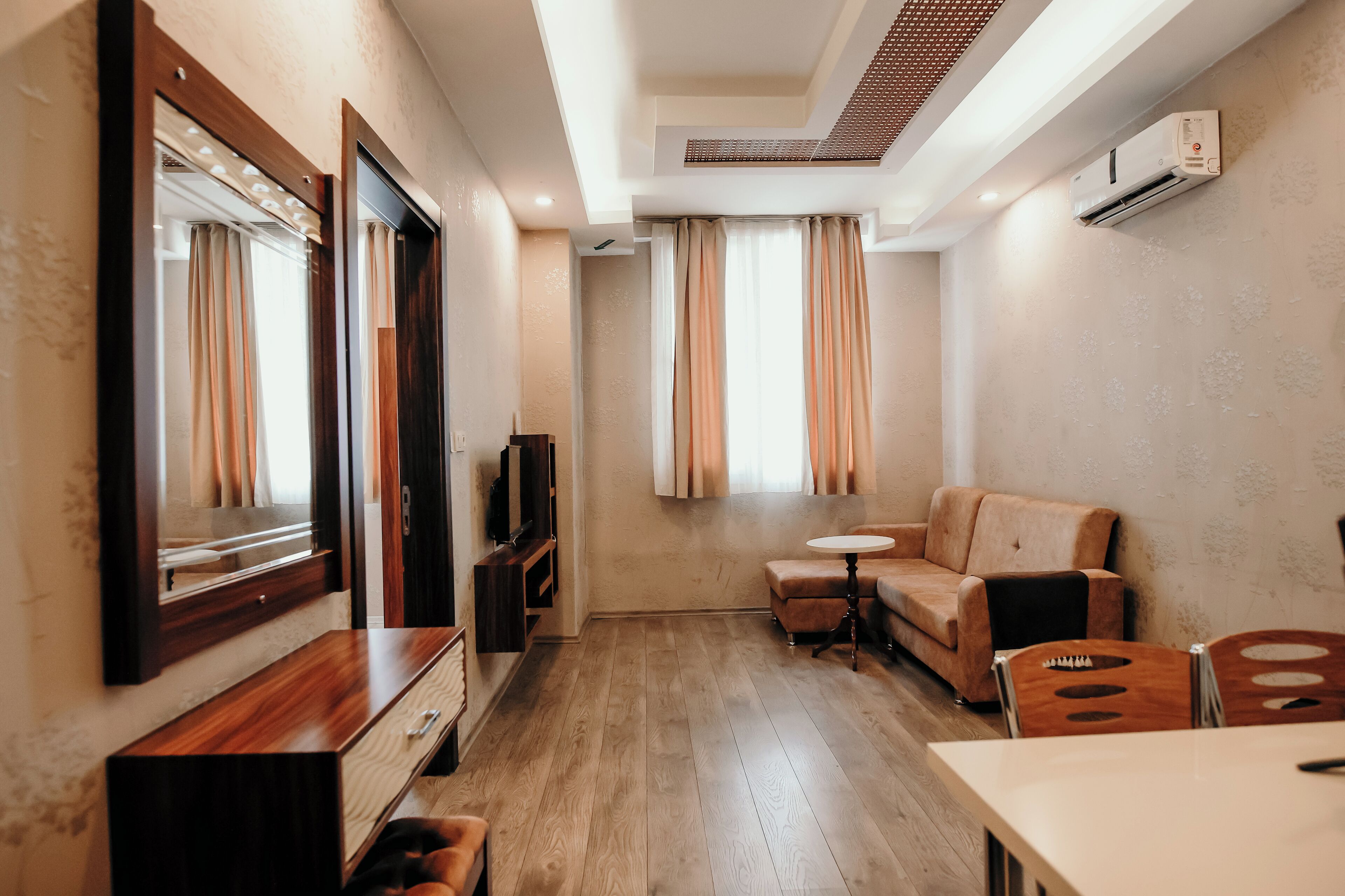 Suite | Minibar, coffres-forts dans les chambres, bureau, Wi-Fi gratuit