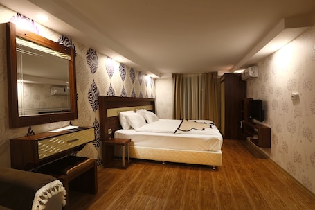 Standard Double Room | 1 bedroom, minibar, in-room safe, desk