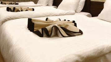 Habitación cuádruple Deluxe | 1 dormitorio, minibar, caja fuerte y escritorio