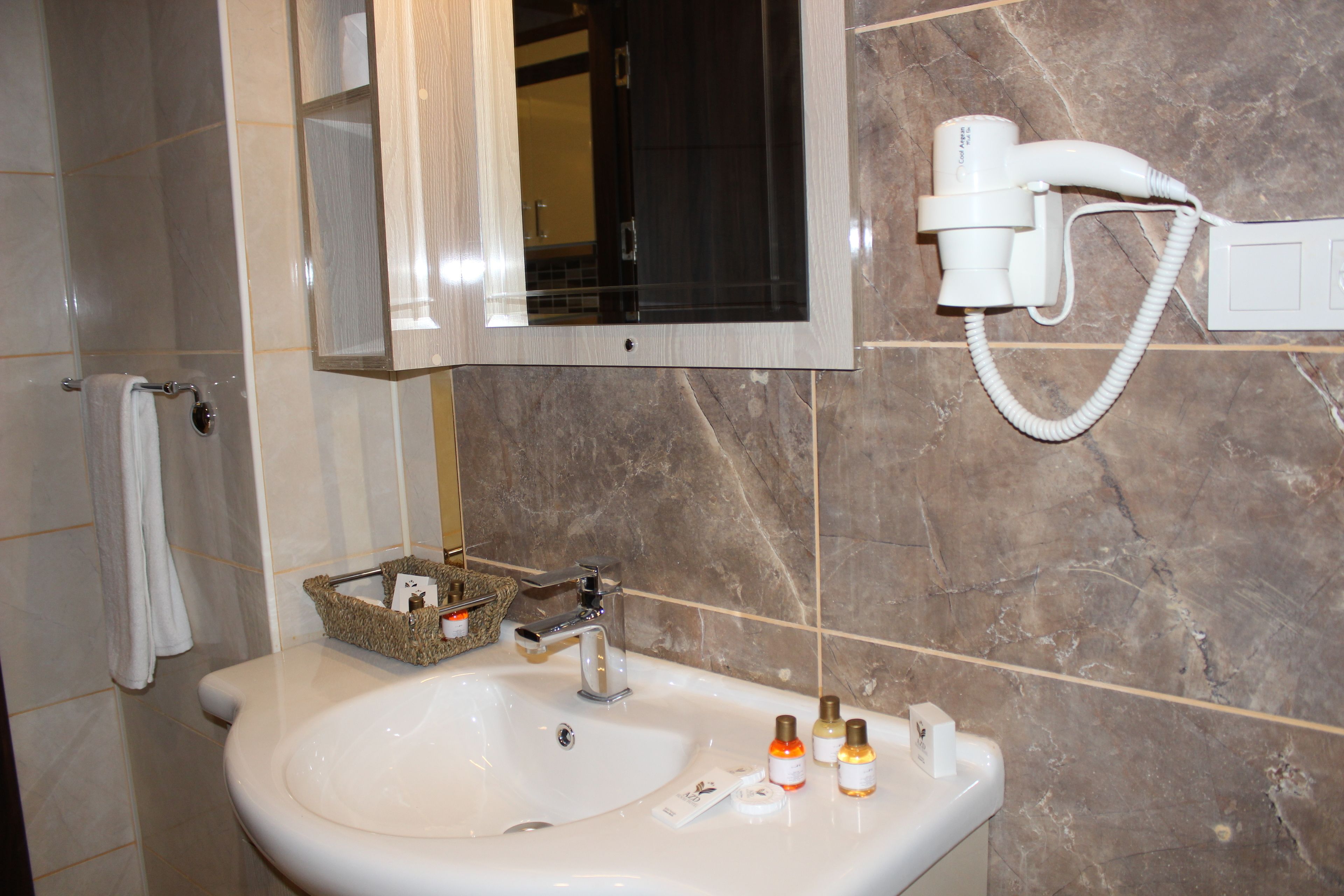 single room | bathroom | shower, free toiletries, hair dryer, towels