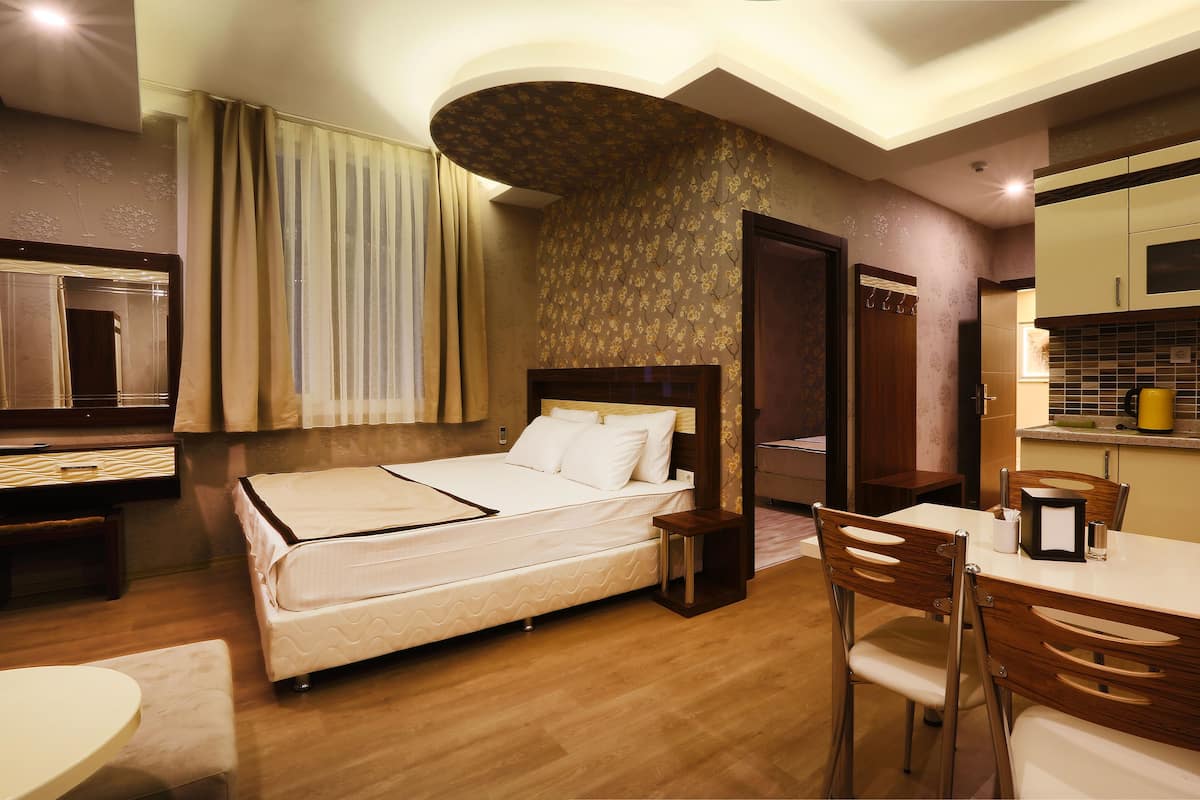 deluxe double room | 1 bedroom, minibar, in-room safe, desk