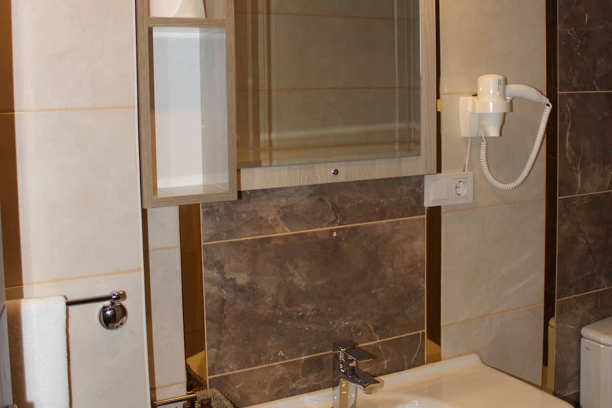 deluxe quadruple room | bathroom | shower, free toiletries, hair dryer, towels
