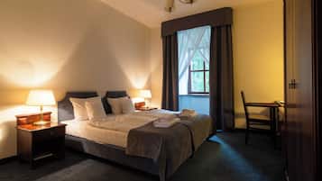 Kamar Double atau Twin | Meja kerja dan seprai linen