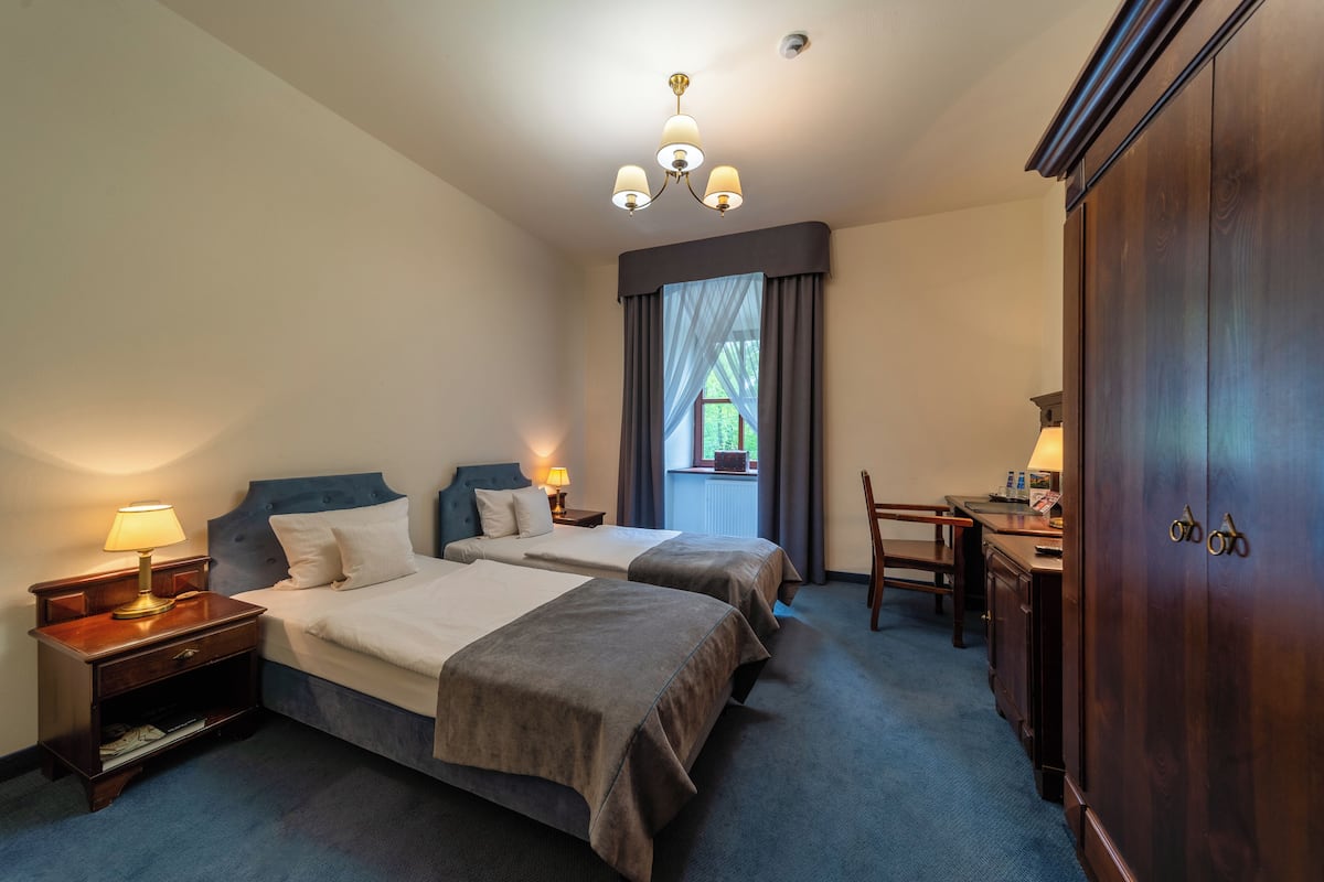 double or twin room | 1 bedroom, desk, bed sheets