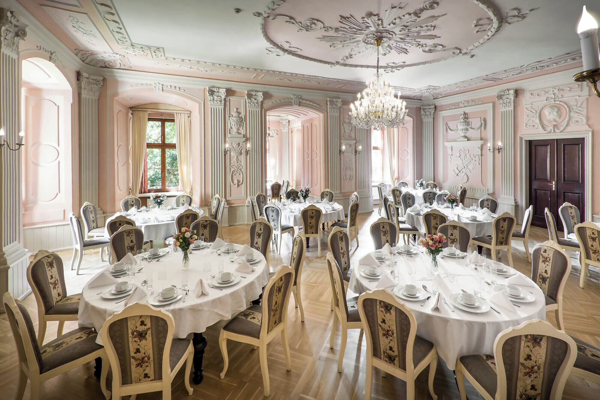 Melayani sarapan, makan siang, makan malam; sajian masakan daerah 