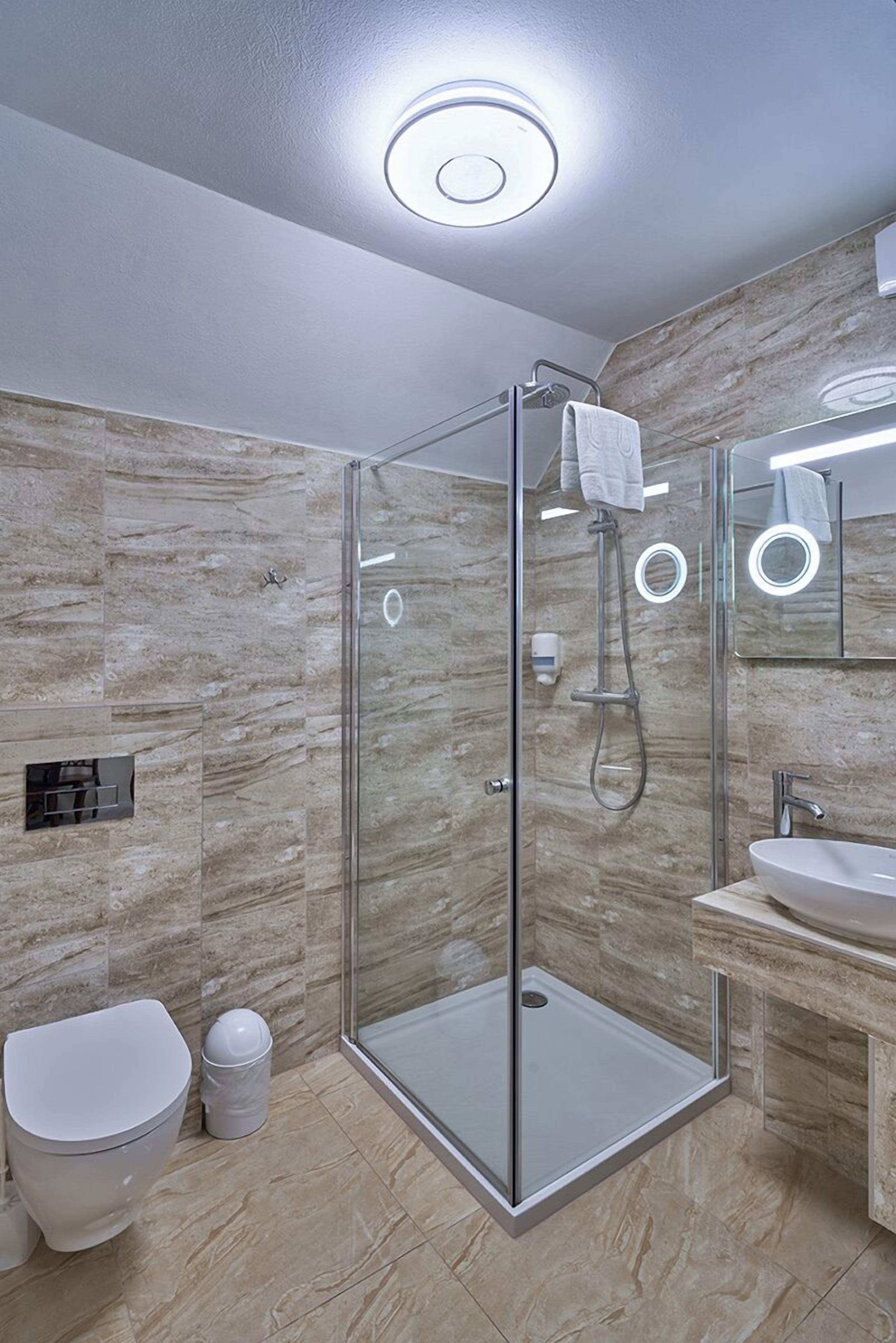 studio | bathroom | shower, free toiletries, hair dryer, towels