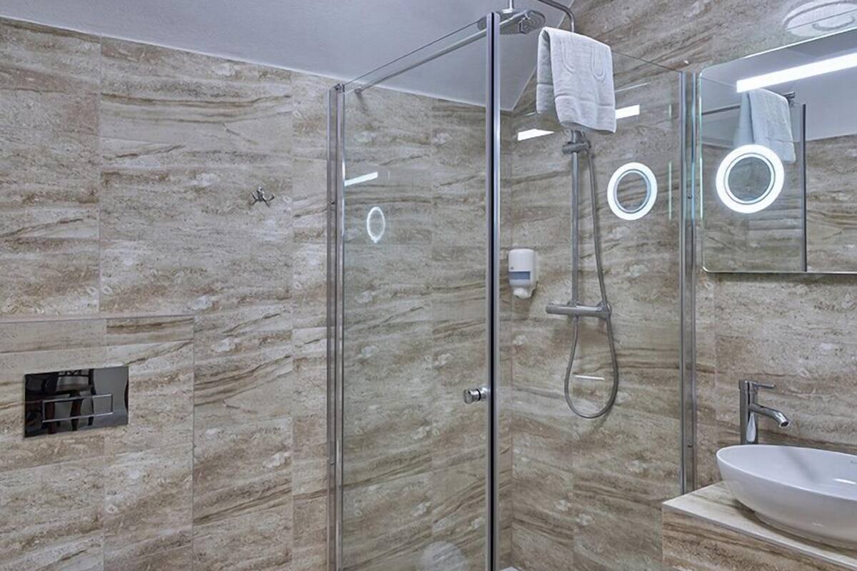 studio | bathroom | shower, free toiletries, hair dryer, towels