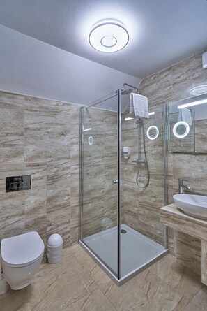 Estudio | Baño | Ducha, artículos de higiene personal gratuitos y secador de pelo