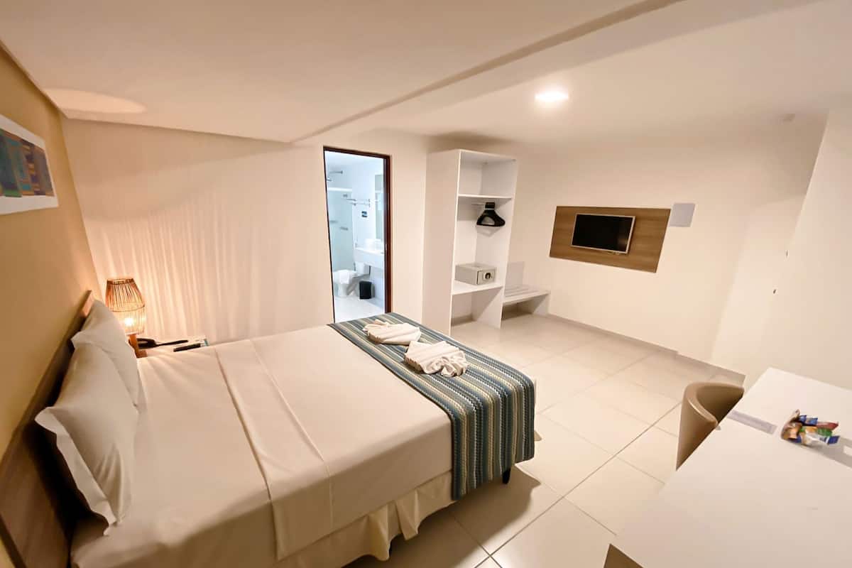 Bar mini, peti besi dalam bilik, meja, Wi-fi percuma