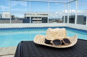 Una piscina al aire libre, tumbonas