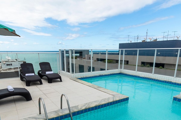 Una piscina al aire libre, tumbonas