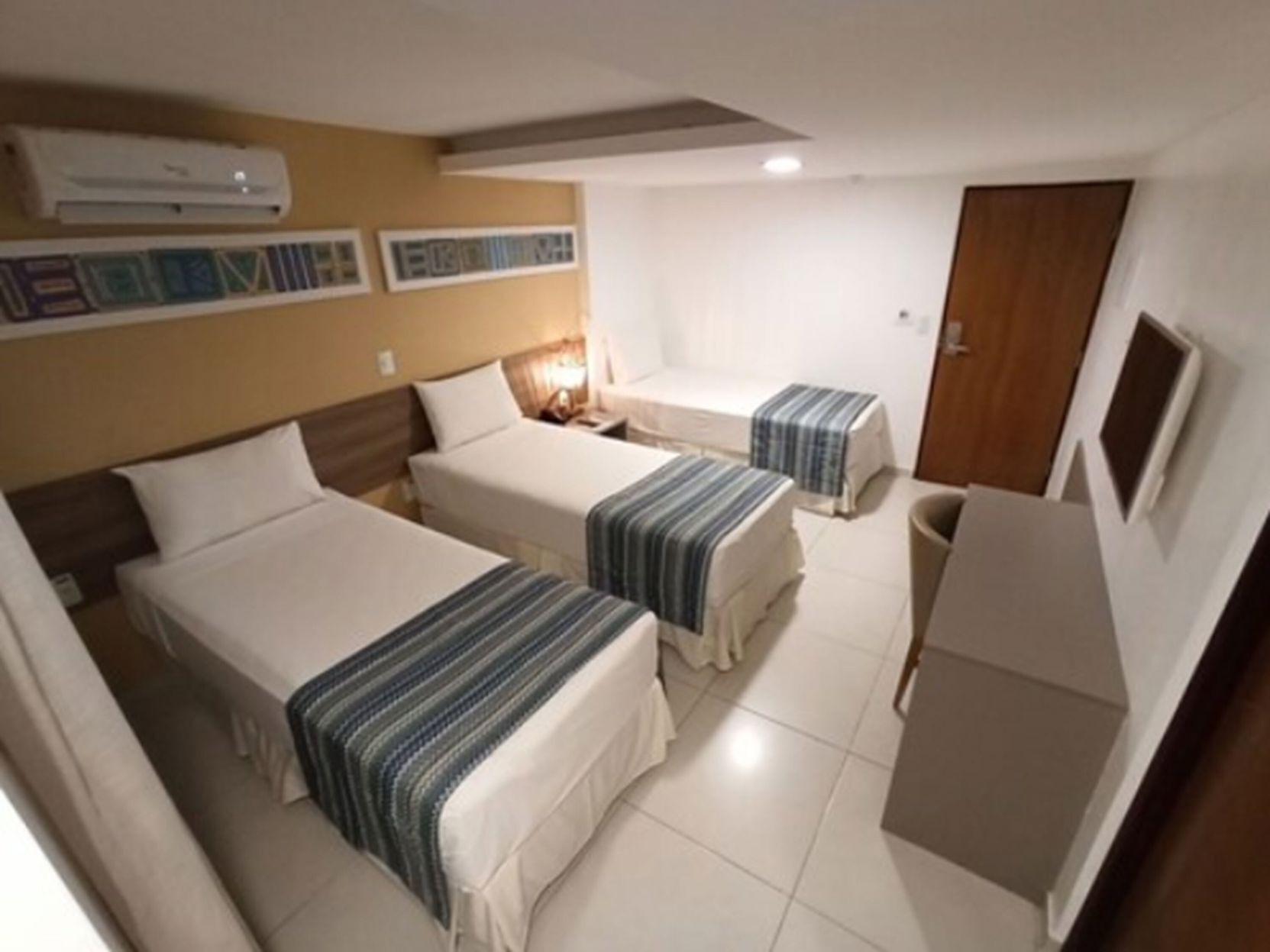 Bar mini, peti besi dalam bilik, meja, Wi-fi percuma 