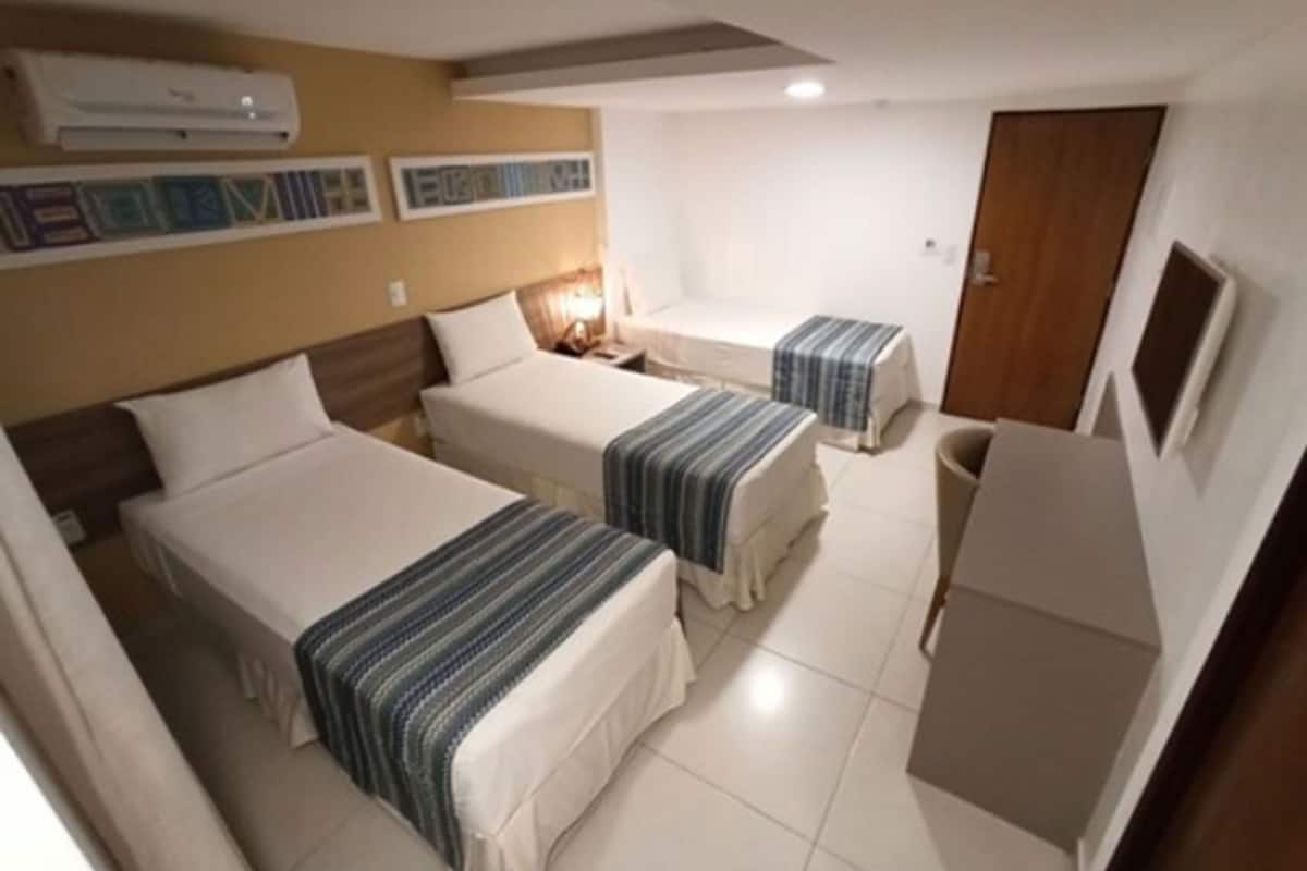 Bar mini, peti besi dalam bilik, meja, Wi-fi percuma