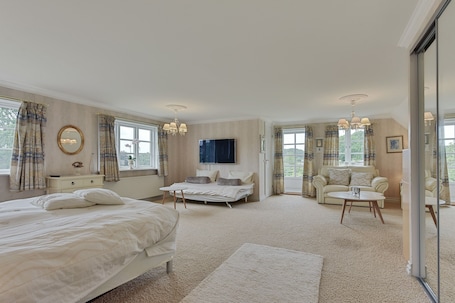 Suite | Free WiFi, bed sheets