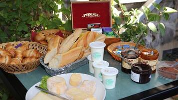 Une table garnie de divers aliments, notamment du pain, du fromage et des condiments.