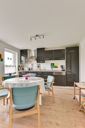Apartamento, 3 quartos | Opções para refeição no quarto