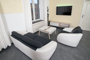 Quadruple Room (Schneewittchen) | Living area | Flat-screen TV