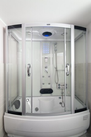 Double Room (weißer Salon) | Bathroom shower