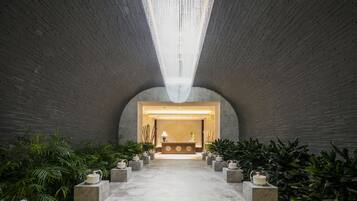 Couples treatment rooms, hot tub, body treatments, aromatherapy