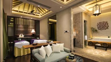 Couples treatment rooms, hot tub, body treatments, aromatherapy