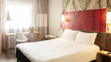 Escritorio, insonorización y tabla de planchar con plancha