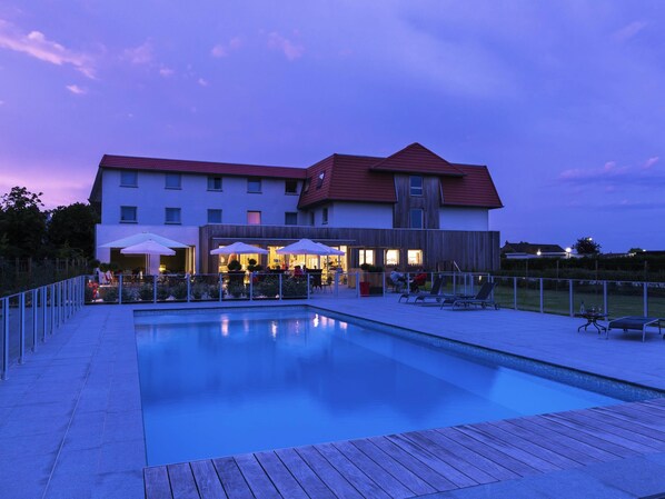 Piscine extérieure, chaises longues