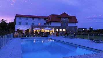 Outdoor pool, sun loungers