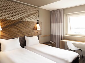 Habitación doble estándar, 1 cama matrimonial o 2 camas individuales | Escritorio, insonorización y tabla de planchar con plancha 