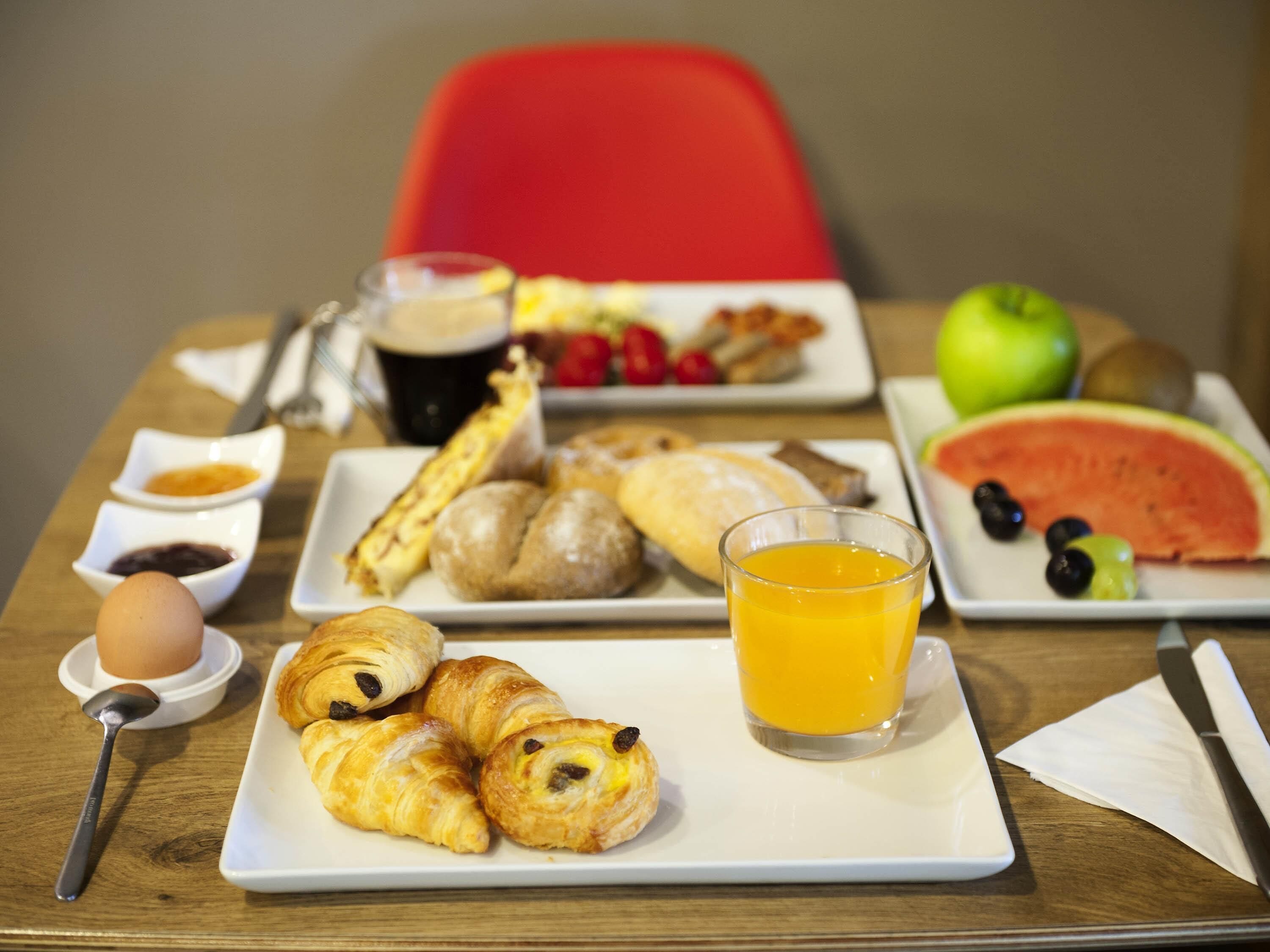 Se ofrece un desayuno inglés (21 EUR por persona)
