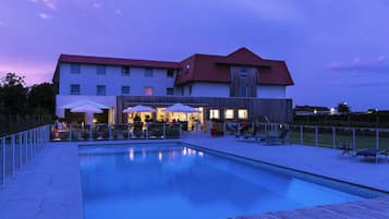 Piscina all'aperto, lettini