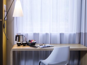 책상, 방음 설비, 다리미/다리미판, 무료 유아용 침대