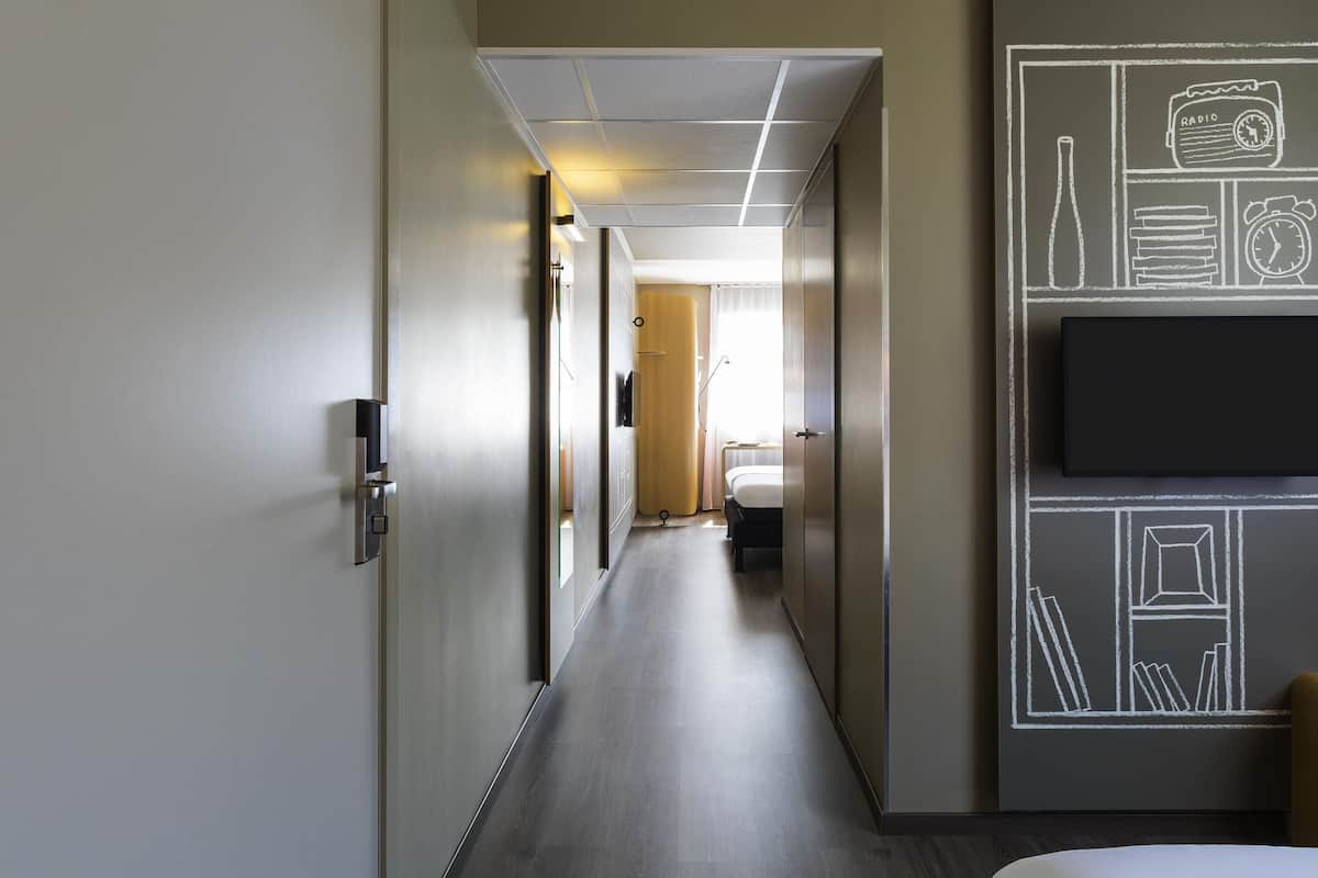 Habitació estàndard, diversos llits | Escriptori, habitacions insonoritzades i planxa i posts de planxar