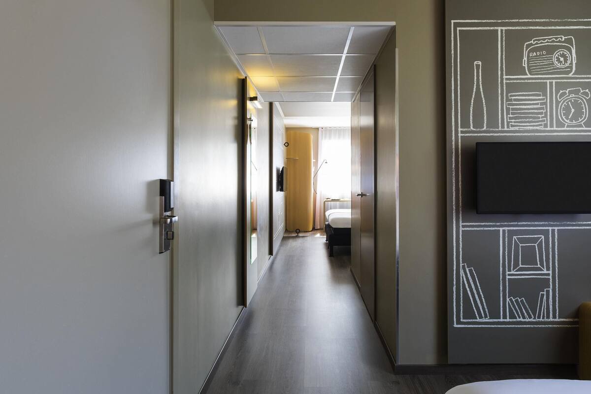 Standard Room, Multiple Beds | Desk, soundproofing, iron/ironing board, cribs (free)