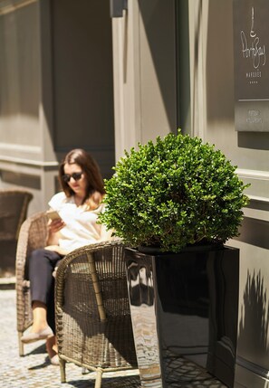 Bar (on property) - Portobay Marques (Lisbon)