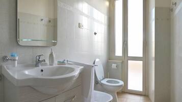 Comfort Suite, Terrace | Bathroom | Shower, free toiletries, hair dryer, bidet
