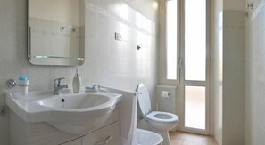 舒适套房, 露台 | 浴室 | 淋浴设施、免费洗浴用品、吹风机、坐浴桶