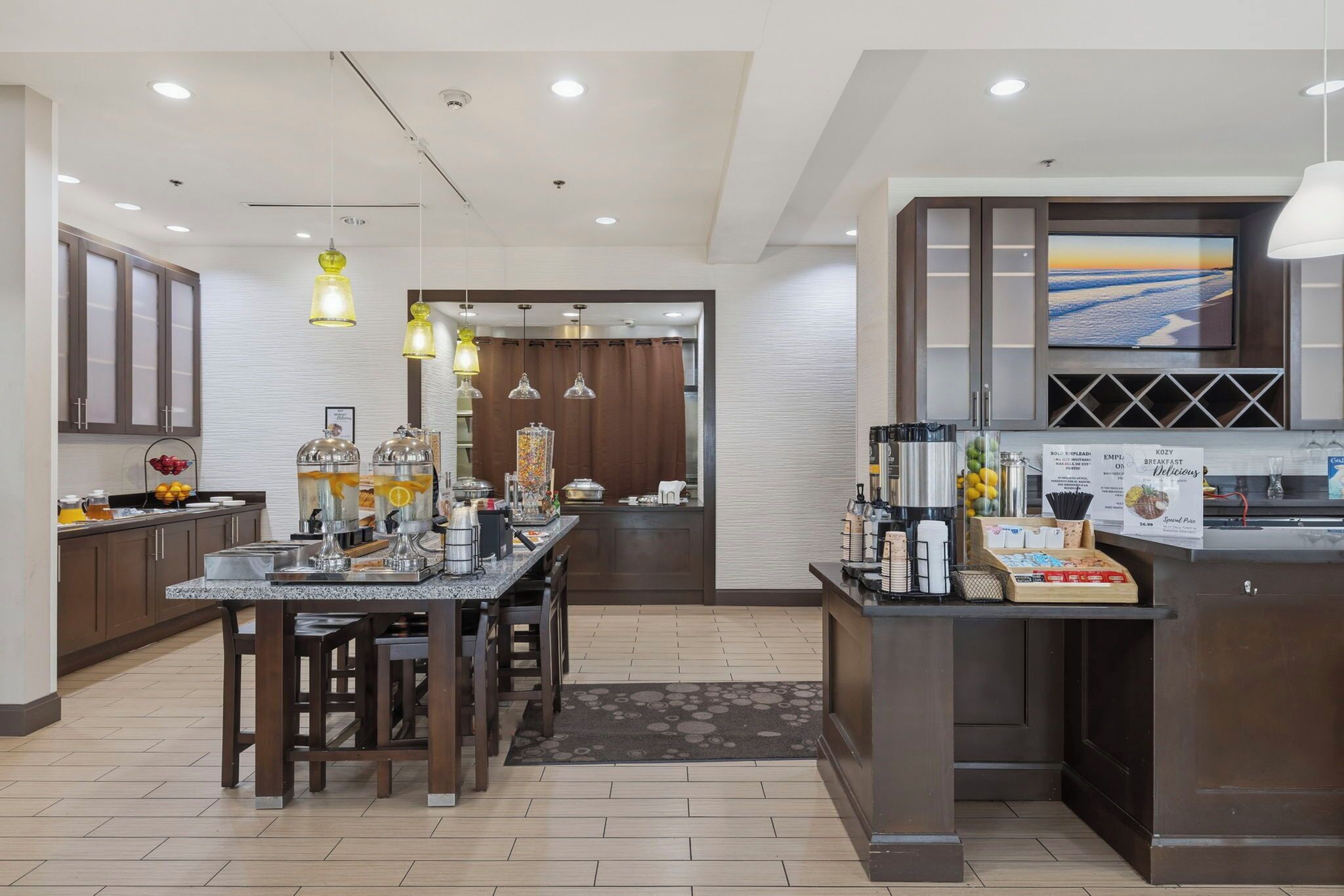 بوفيه فطور يوميًا بتكلفة قدرها (6.99 USD للشخص)