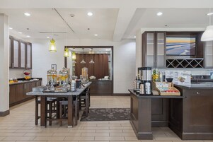 Desayuno buffet diario (USD 6.99 por persona)