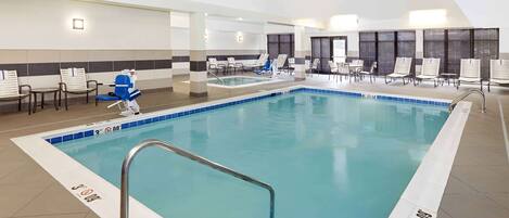 Piscina interna, espreguiçadeiras