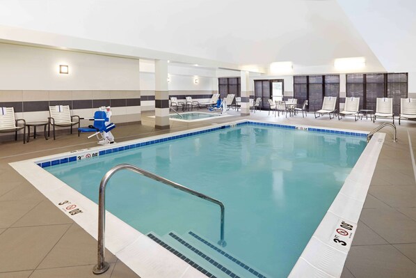 Indoor pool, pool loungers - Homewood Suites by Hilton Munster (Munster)