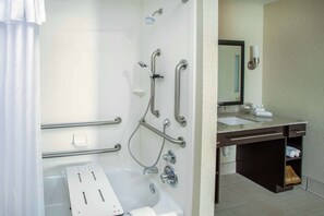 Combined shower/bathtub, free toiletries, hair dryer, towels - Homewood Suites by Hilton Munster (Munster)