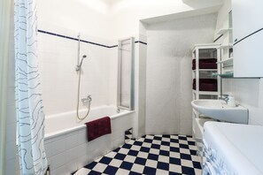 Appartement Prestige, 2 chambres (Top 8, incl. cleaning fee ) | Salle de bain | Douche, articles de toilette (gratuits), séchoir à cheveux
