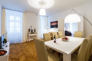 Apartamento premium, 2 quartos (Top 4, incl. cleaning fee) | Área de estar | TV de tela plana