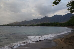 Pantai di sekitar