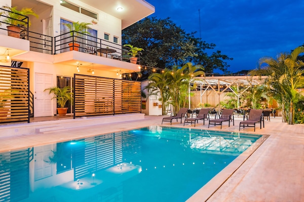 Una piscina al aire libre